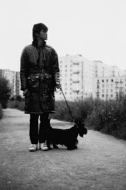 Виктор Цой. Прогулка с Биллом около дома на пр. Ветеранов. Ленинград. 1985 