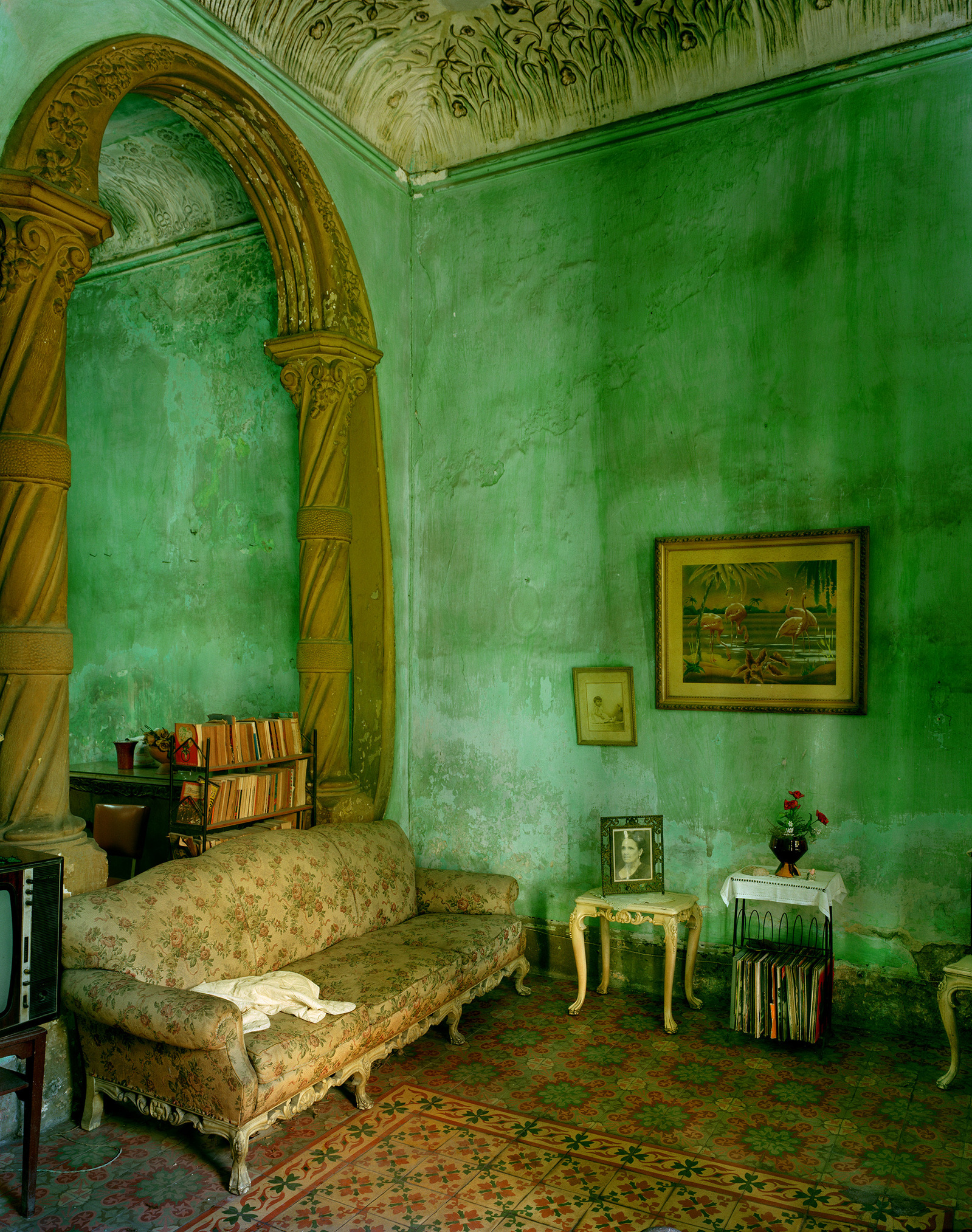 green_interior_with_arch_2