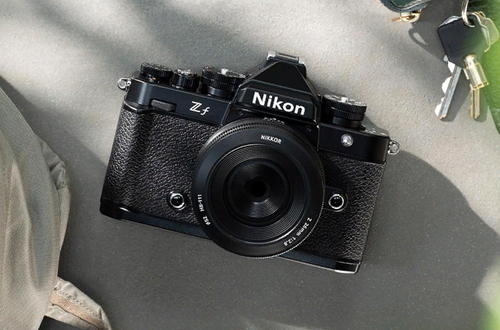 Nikon анонсировала беззеркальную камеру Zf, выполненную в ретро стиле