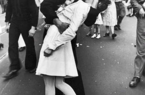 Фотография с поцелуем вместо билета