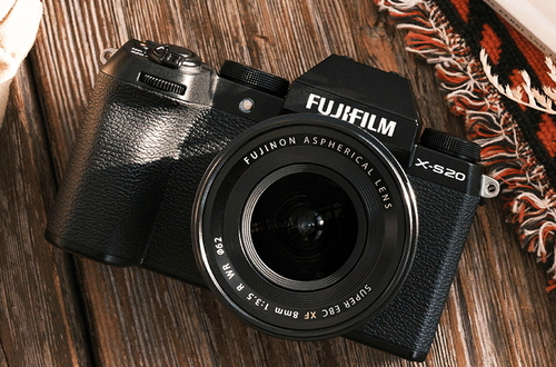 Fujifilm анонсировала беззеркальную камеру X-S20