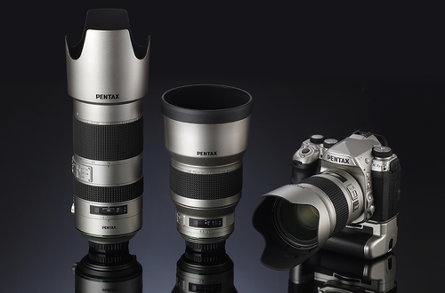 Ricoh представила зеркальную фотокамеру Pentax K-1 Mark II и три объектива D FA звёздной серии в серебристом исполнении.