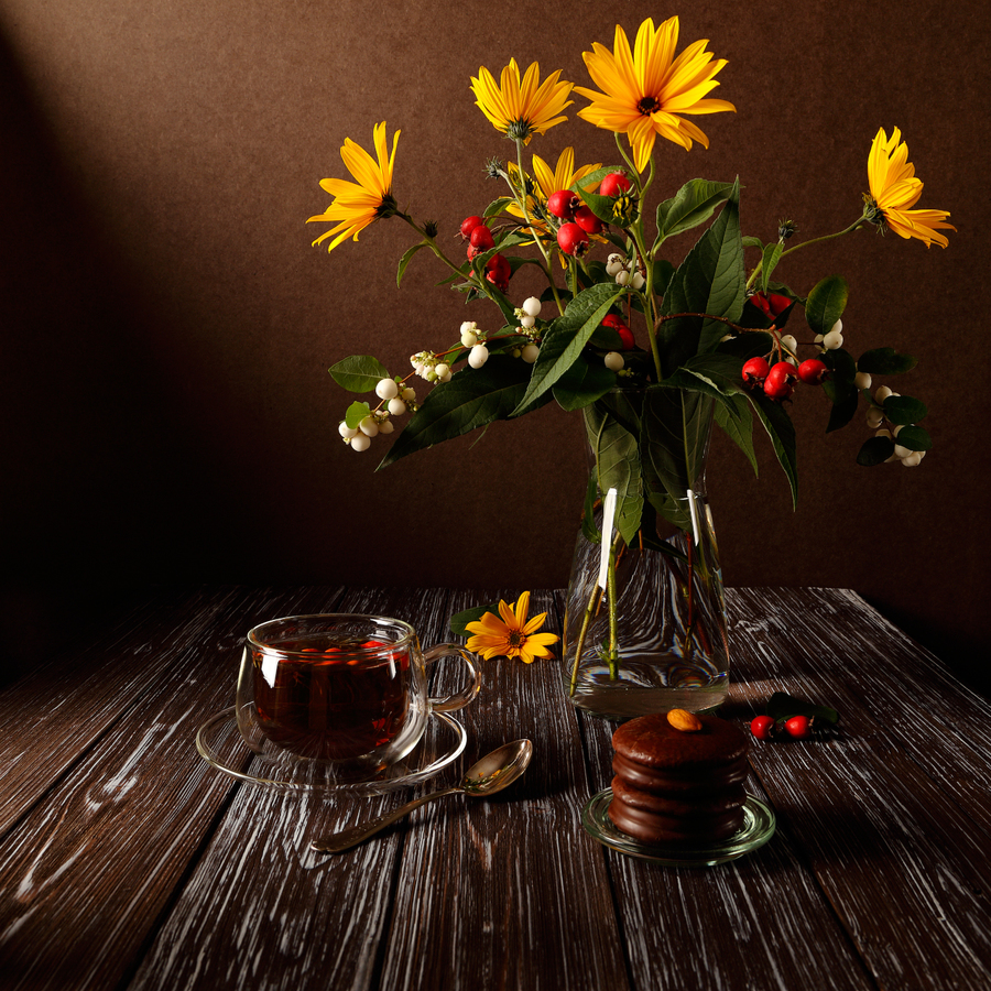 Осенний букет с чашечкой  чая и шоколадным пирожным
